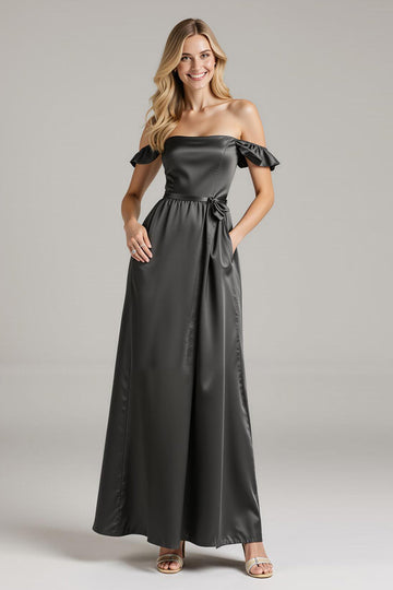 Robe longue formelle en satin noir à épaules dénudées avec volants